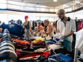 Fundação Somar promove segunda edição da Feira de Brechó Social nos dias 28 e 29 de agosto Foto de pessoas participando da Feira Brechó Social da Fundação Somar