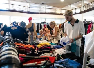 Fundação Somar promove segunda edição da Feira de Brechó Social nos dias 28 e 29 de agosto Foto de pessoas participando da Feira Brechó Social da Fundação Somar