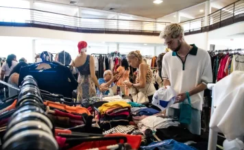 Fundação Somar promove segunda edição da Feira de Brechó Social nos dias 28 e 29 de agosto Foto de pessoas participando da Feira Brechó Social da Fundação Somar