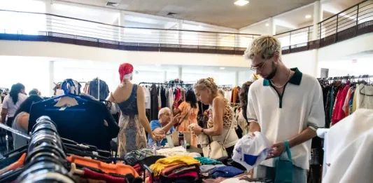 Fundação Somar promove segunda edição da Feira de Brechó Social nos dias 28 e 29 de agosto Foto de pessoas participando da Feira Brechó Social da Fundação Somar