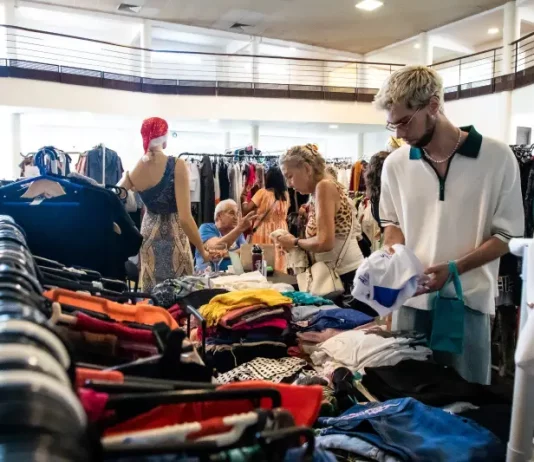 Fundação Somar promove segunda edição da Feira de Brechó Social nos dias 28 e 29 de agosto Foto de pessoas participando da Feira Brechó Social da Fundação Somar