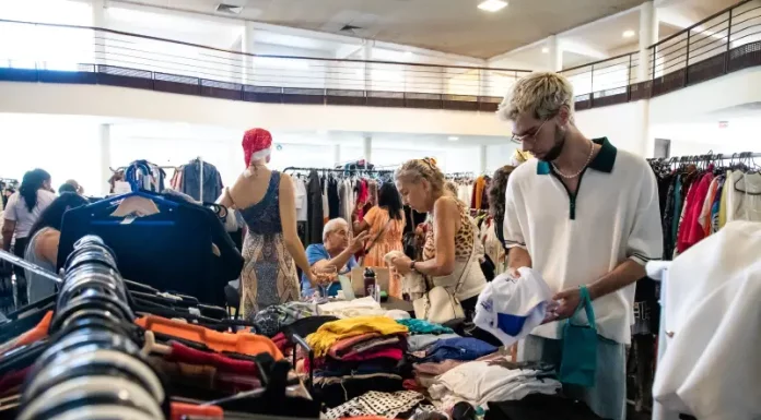Foto de pessoas participando da Feira Brechó Social da Fundação Somar