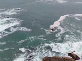 Bombeiros fazem buscas por homem desaparecido na Praia Brava Bombeiros realizando buscas por homem desaparecido na Praia Brava, em Florianópolis