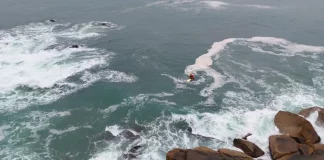 Bombeiros realizando buscas por homem desaparecido na Praia Brava, em Florianópolis