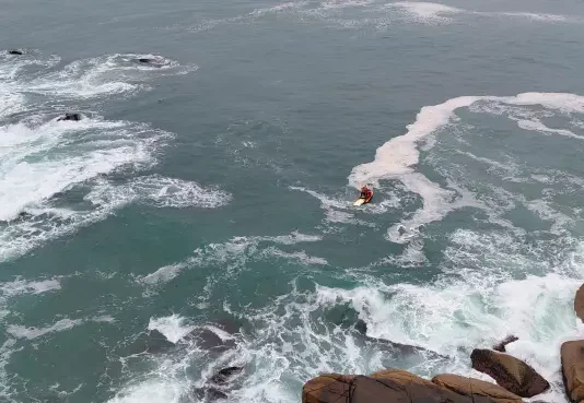Bombeiros realizando buscas por homem desaparecido na Praia Brava, em Florianópolis