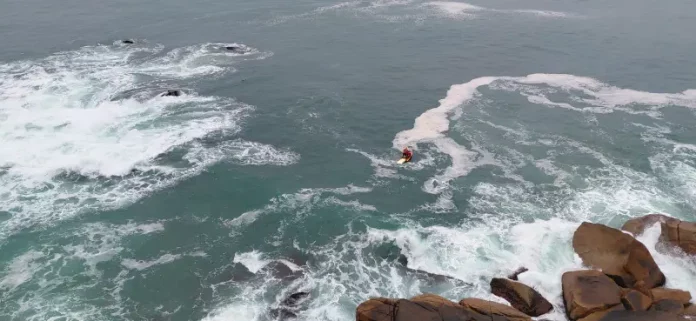 Bombeiros realizando buscas por homem desaparecido na Praia Brava, em Florianópolis