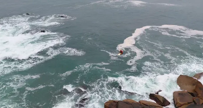 Bombeiros realizando buscas por homem desaparecido na Praia Brava, em Florianópolis