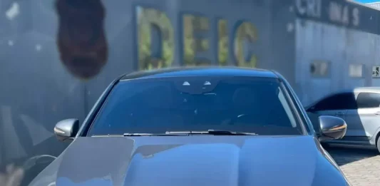 Polícia prende em Florianópolis suspeito de operar esquema de lavagem de dinheiro em Roraima Carro apreendido pela polícia civil em operação por lavagem de dinheiro