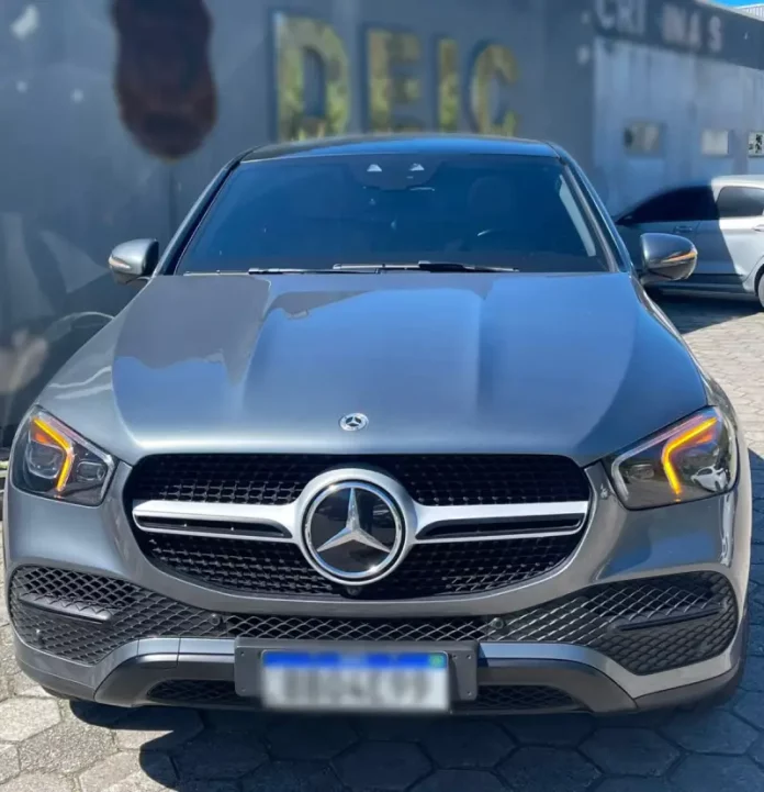 Carro apreendido pela polícia civil em operação por lavagem de dinheiro