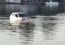 Bombeiros resgatam veículo que estava dentro da Lagoa da Conceição Bombeiros realizando resgate de carro dentro da Lagoa da Conceição