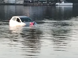 Bombeiros resgatam veículo que estava dentro da Lagoa da Conceição Bombeiros realizando resgate de carro dentro da Lagoa da Conceição
