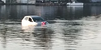 Bombeiros realizando resgate de carro dentro da Lagoa da Conceição