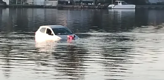 Bombeiros resgatam veículo que estava dentro da Lagoa da Conceição Bombeiros realizando resgate de carro dentro da Lagoa da Conceição