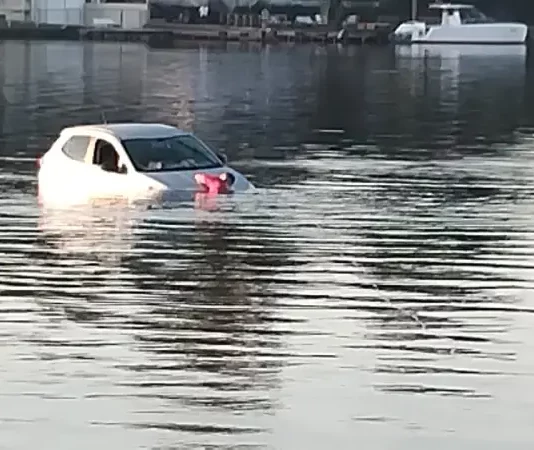 Bombeiros resgatam veículo que estava dentro da Lagoa da Conceição Bombeiros realizando resgate de carro dentro da Lagoa da Conceição