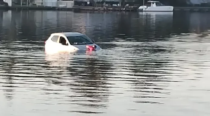 Bombeiros resgatam veículo que estava dentro da Lagoa da Conceição Bombeiros realizando resgate de carro dentro da Lagoa da Conceição