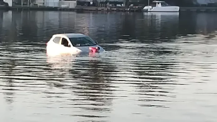 carro na lagoa da conceição Bombeiros realizando resgate de carro dentro da Lagoa da Conceição