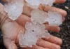 Mãos segurando pedras de granizo após chuva intensa em Santa Catarina