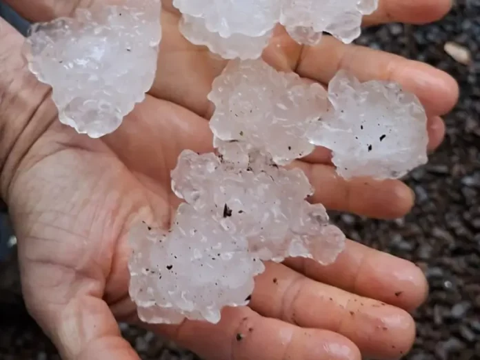 chuva intensa com granizo (1) Mãos segurando pedras de granizo após chuva intensa em Santa Catarina