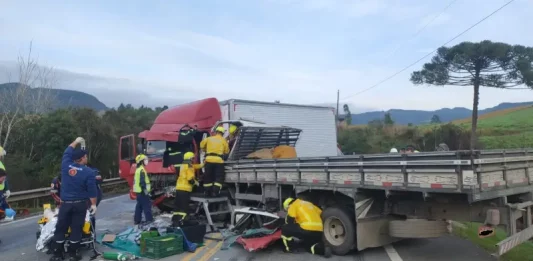 Colisão frontal entre caminhões deixa uma vítima fatal e um ferido na BR-282 em Alfredo Wagner Caminhões se envolveram em colisão frontal em Alfredo Wagner