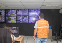 Agentes da Defesa Civil de São José monitorando chuva forte que caiu na cidade neste domingo (30)