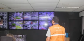 Agentes da Defesa Civil de São José monitorando chuva forte que caiu na cidade neste domingo (30)