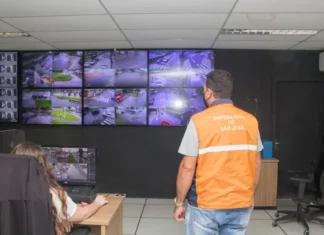 São José registra chuva forte e granizo na noite deste domingo Agentes da Defesa Civil de São José monitorando chuva forte que caiu na cidade neste domingo (30)