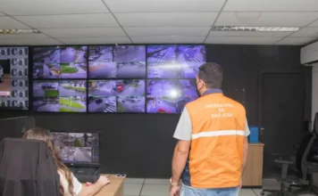 São José registra chuva forte e granizo na noite deste domingo Agentes da Defesa Civil de São José monitorando chuva forte que caiu na cidade neste domingo (30)
