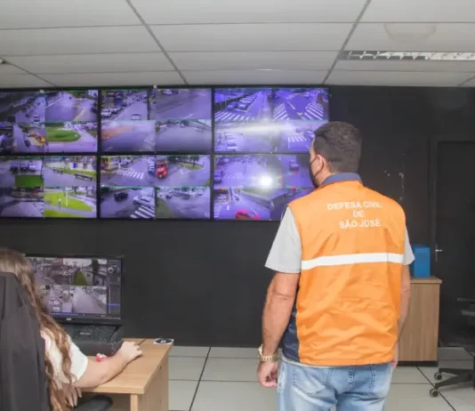 São José registra chuva forte e granizo na noite deste domingo Agentes da Defesa Civil de São José monitorando chuva forte que caiu na cidade neste domingo (30)