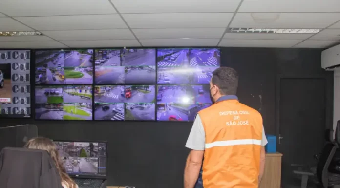 São José registra chuva forte e granizo na noite deste domingo Agentes da Defesa Civil de São José monitorando chuva forte que caiu na cidade neste domingo (30)