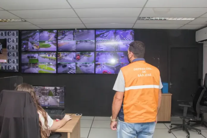 defesa civil monitora chuva forte em são josé (1) Agentes da Defesa Civil de São José monitorando chuva forte que caiu na cidade neste domingo (30)