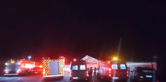 Equipes do Corpo de Bombeiros Militar de Santa Catarina em atendimento a ocorrência de deslizamento em Santo Amaro da Imperatriz
