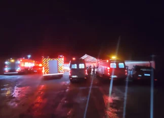 Equipes do Corpo de Bombeiros Militar de Santa Catarina em atendimento a ocorrência de deslizamento em Santo Amaro da Imperatriz
