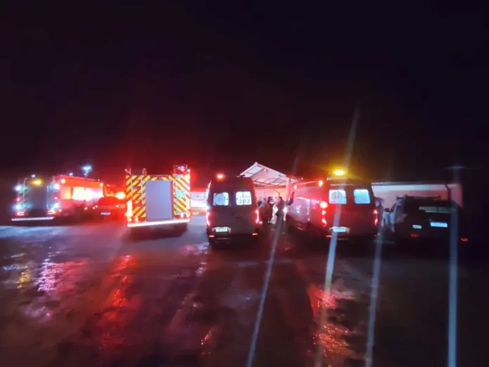 Equipes do Corpo de Bombeiros Militar de Santa Catarina em atendimento a ocorrência de deslizamento em Santo Amaro da Imperatriz
