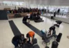 Servidores distribuem lonas para famílias afetadas pelo temporal em Florianópolis.