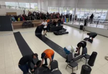 Servidores distribuem lonas para famílias afetadas pelo temporal em Florianópolis.