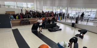 Servidores distribuem lonas para famílias afetadas pelo temporal em Florianópolis.