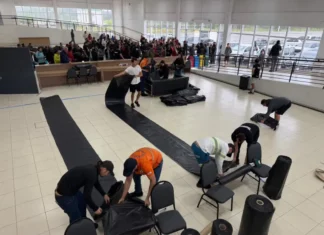 Florianópolis abre cadastro para famílias que precisam de telhas após chuva de granizo Servidores distribuem lonas para famílias afetadas pelo temporal em Florianópolis.