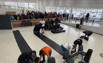 Florianópolis abre cadastro para famílias que precisam de telhas após chuva de granizo Servidores distribuem lonas para famílias afetadas pelo temporal em Florianópolis.