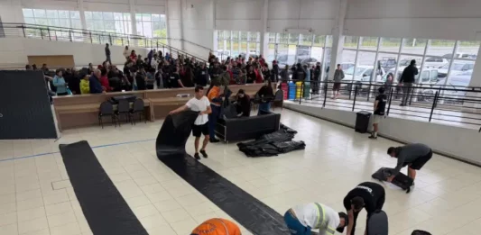 Servidores distribuem lonas para famílias afetadas pelo temporal em Florianópolis.