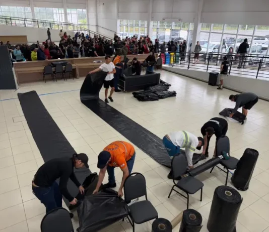 Florianópolis abre cadastro para famílias que precisam de telhas após chuva de granizo Servidores distribuem lonas para famílias afetadas pelo temporal em Florianópolis.