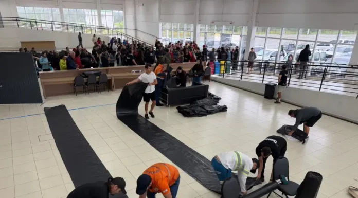 Florianópolis abre cadastro para famílias que precisam de telhas após chuva de granizo Servidores distribuem lonas para famílias afetadas pelo temporal em Florianópolis.