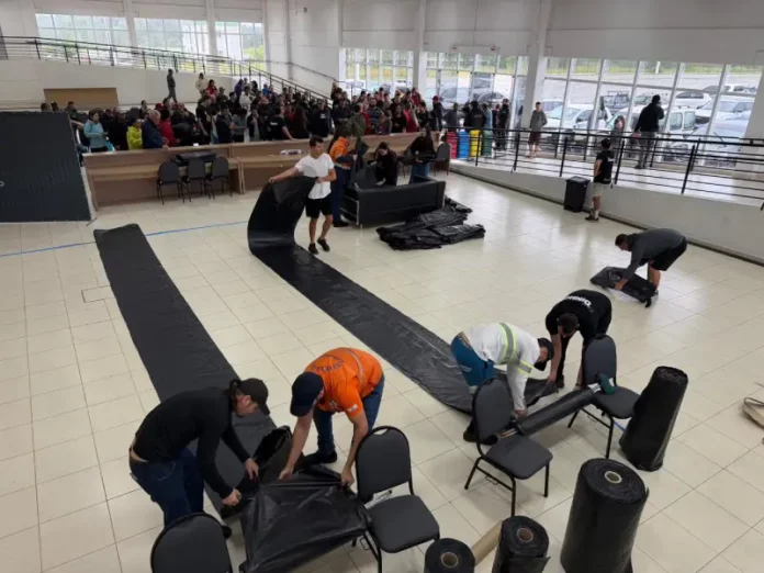 distribuição de lonas Servidores distribuem lonas para famílias afetadas pelo temporal em Florianópolis.