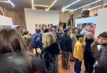 Exposição Conexões que Fortalecem abre nesta quinta com obras da 29ª Maratona Fotográfica de Florianópolis Foto do público visitando a Exposição Conexões que Fortalecem