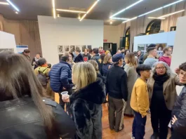 Exposição Conexões que Fortalecem abre nesta quinta com obras da 29ª Maratona Fotográfica de Florianópolis Foto do público visitando a Exposição Conexões que Fortalecem