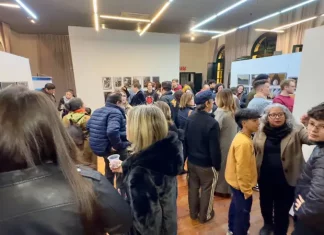 Exposição Conexões que Fortalecem abre nesta quinta com obras da 29ª Maratona Fotográfica de Florianópolis Foto do público visitando a Exposição Conexões que Fortalecem