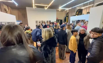 Exposição Conexões que Fortalecem abre nesta quinta com obras da 29ª Maratona Fotográfica de Florianópolis Foto do público visitando a Exposição Conexões que Fortalecem