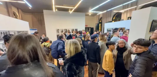 Exposição Conexões que Fortalecem abre nesta quinta com obras da 29ª Maratona Fotográfica de Florianópolis Foto do público visitando a Exposição Conexões que Fortalecem