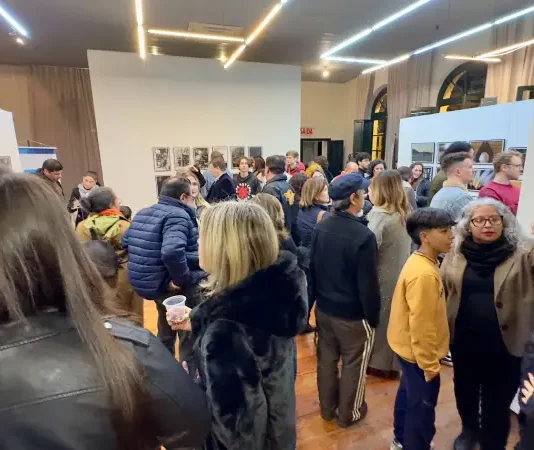Foto do público visitando a Exposição Conexões que Fortalecem