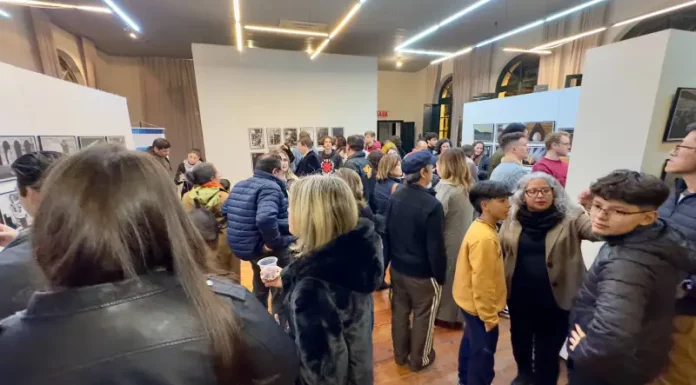 Foto do público visitando a Exposição Conexões que Fortalecem