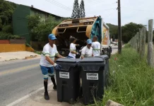 Florianópolis abre 300 vagas temporárias para gari e motorista na Comcap com salários de até R$ 3.628 Garis da Comcap recolhendo lixo em Florianópolis